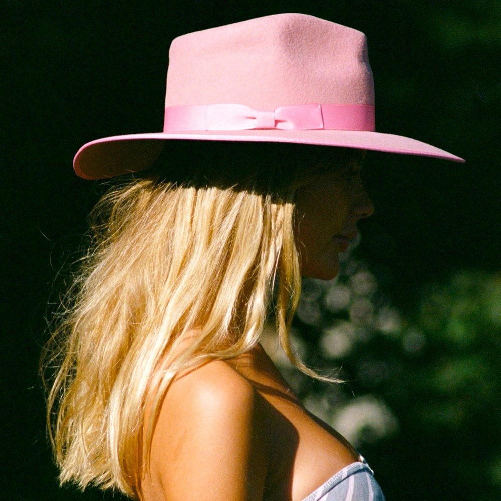 Lack of Color Rose Rancher Size medium.